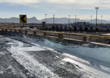 Camión de carga derramada pintura en la Gaza del Circuito Universitario