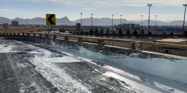Camión de carga derramada pintura en la Gaza del Circuito Universitario