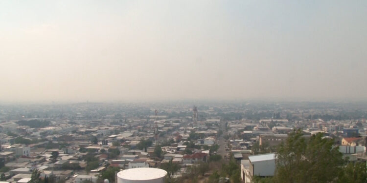 Humo de incendios en Guerrero y Ocampo llega a la capital
