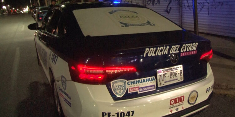 Presunto ladrón se lesiona al ocultarse debajo de automóvil