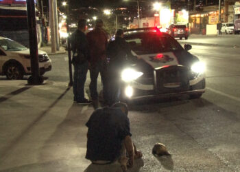 Presunto ladrón se lesiona al ocultarse debajo de automóvil