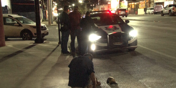 Presunto ladrón se lesiona al ocultarse debajo de automóvil