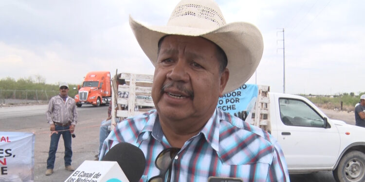 Productores bloquean carretera en Meoqui por falta de pago