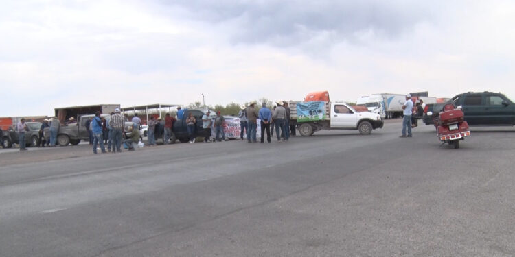 Productores bloquean carretera en Meoqui por falta de pago