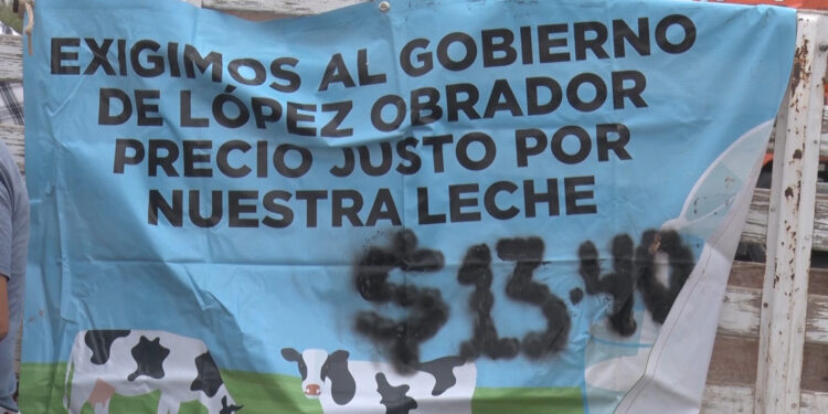 Productores bloquean carretera en Meoqui por falta de pago