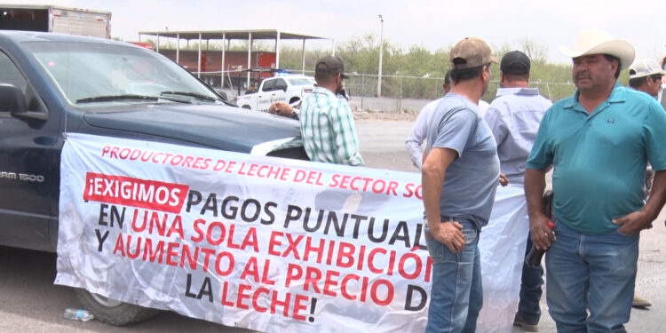 Productores bloquean carretera en Meoqui por falta de pago