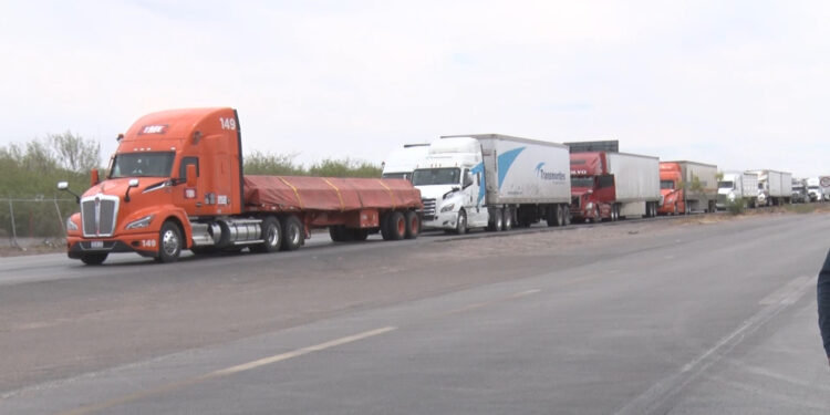 Productores bloquean carretera en Meoqui por falta de pago