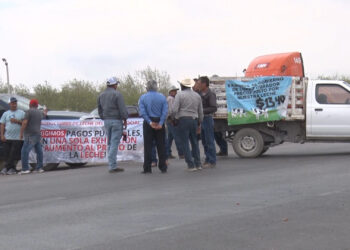 Productores bloquean carretera en Meoqui por falta de pago