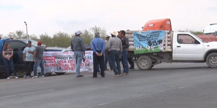 Productores bloquean carretera en Meoqui por falta de pago