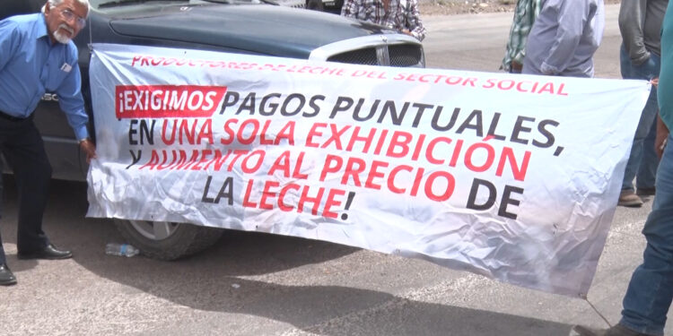 Productores bloquean carretera en Meoqui por falta de pago