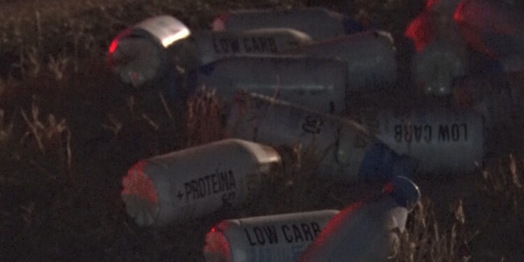 Volcadura y rapiña de tráiler con leche en Delicias