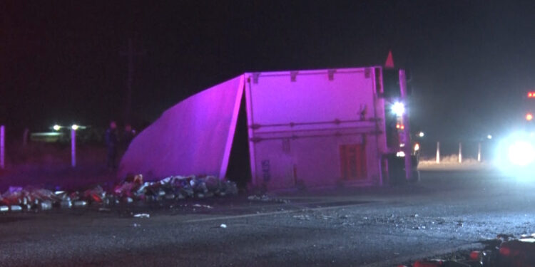 Volcadura y rapiña de tráiler con leche en Delicias