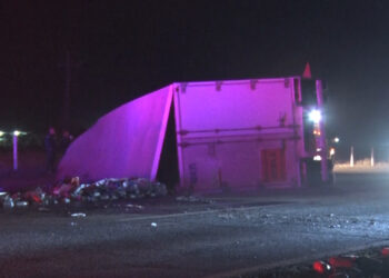 Volcadura y rapiña de tráiler con leche en Delicias