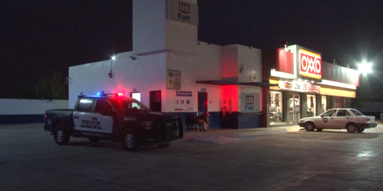 Hombre golpeado pide ayuda en gasolinera de la  Juan Pablo II