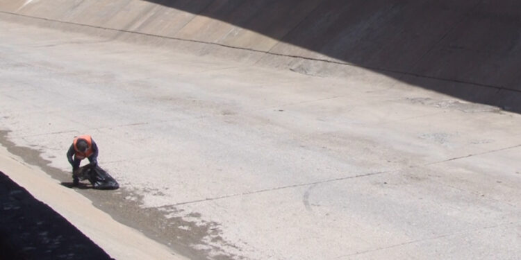 Retiran animales muertos del canal Chuvíscar