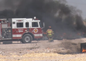 Incendio de llantas en Meoqui moviliza a bomberos