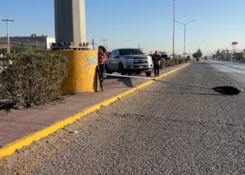 Derrumban luminaria en la Juan Pablo II tras accidente vehicular