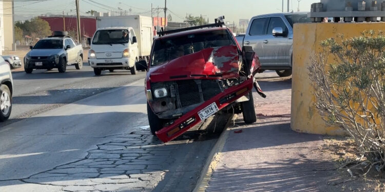 Derrumban luminaria en la Juan Pablo II tras accidente vehicular