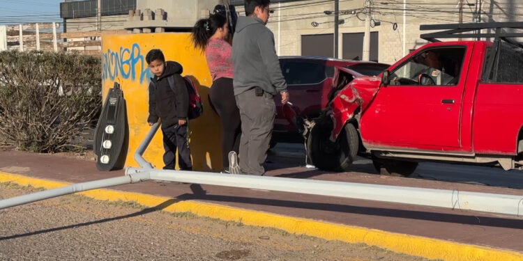 Derrumban luminaria en la Juan Pablo II tras accidente vehicular