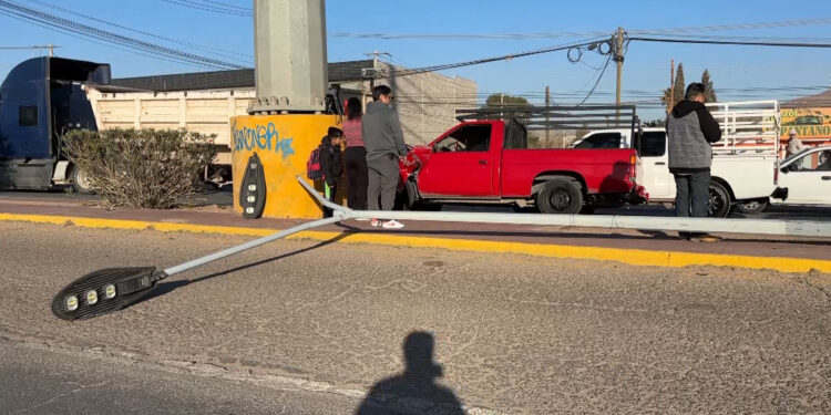 Derrumban luminaria en la Juan Pablo II tras accidente vehicular