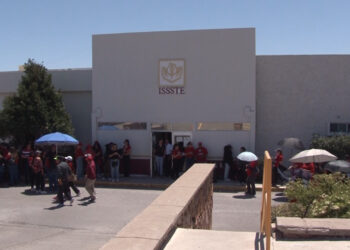 Protestan docentes por mejoras en el servicio de salud y pensión digna