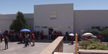 Protestan docentes por mejoras en el servicio de salud y pensión digna