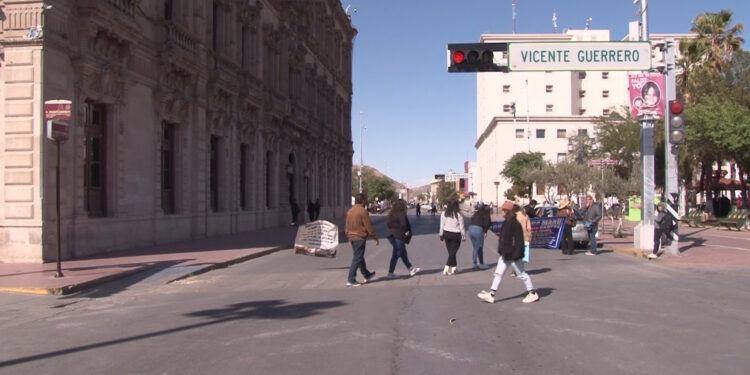 Se manifiestan en Palacio de Gobierno por vivienda y atención médica