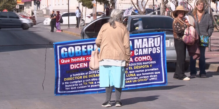 Se manifiestan en Palacio de Gobierno por vivienda y atención médica
