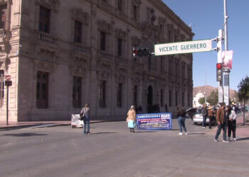 Se manifiestan en Palacio de Gobierno por vivienda y atención médica