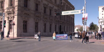 Se manifiestan en Palacio de Gobierno por vivienda y atención médica
