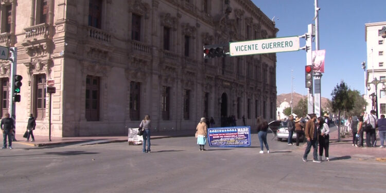 Se manifiestan en Palacio de Gobierno por vivienda y atención médica