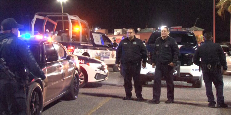 Operativo durante reunión de club de autos en Plaza Haciendas
