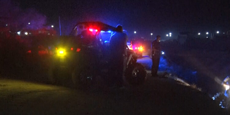 Caen dos menores a bordo de cuatrimoto a canal en Delicias