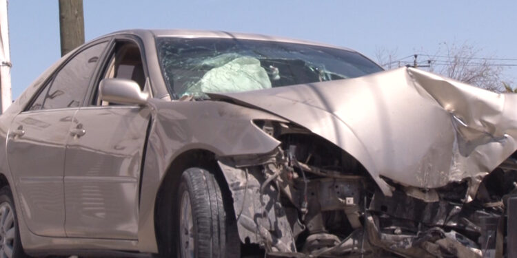 Choca mujer contra base de semáforo en la avenida Tecnológico