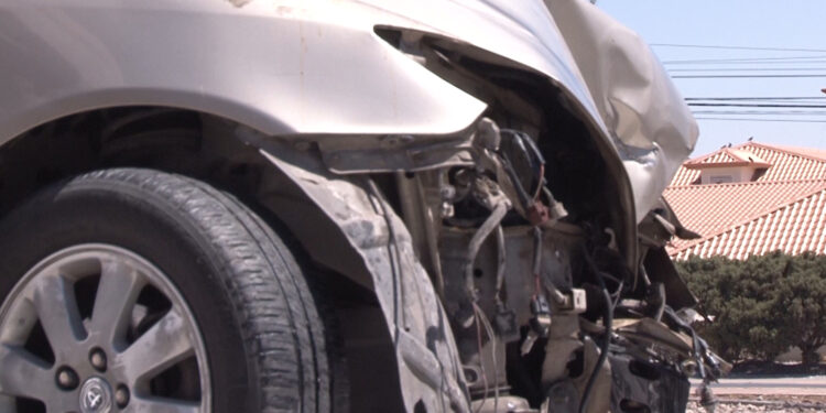 Choca mujer contra base de semáforo en la avenida Tecnológico