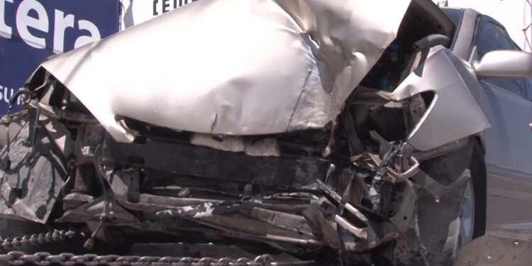 Choca mujer contra base de semáforo en la avenida Tecnológico