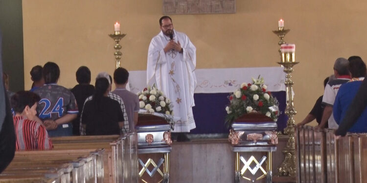 Dan último adiós a Edna y Julián en Delicias