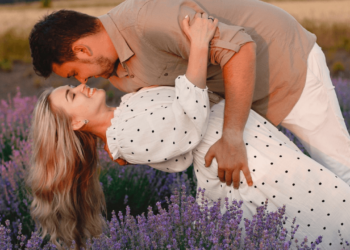 ¿Qué es el ‘matrimonio lavanda’?: la nueva forma de unión popular entre la Generación Z