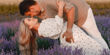 ¿Qué es el ‘matrimonio lavanda’?: la nueva forma de unión popular entre la Generación Z