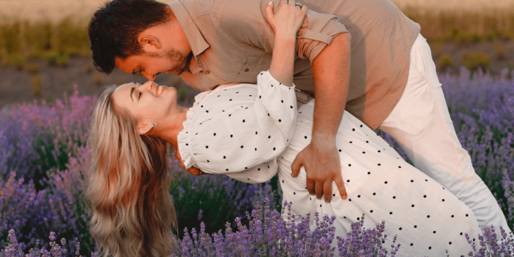 ¿Qué es el ‘matrimonio lavanda’?: la nueva forma de unión popular entre la Generación Z