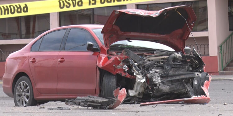Conductor acusado de ir jugando carreras deja a dos personas sin vida en accidente vial