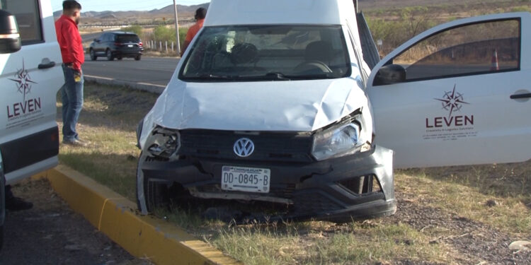 Camioneta de carga vuelca tras choque en la carretera a Ciudad Juárez