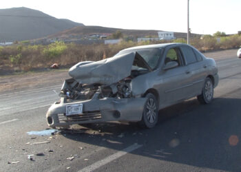 Camioneta de carga vuelca tras choque en la carretera a Ciudad Juárez