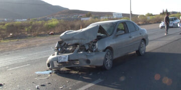Camioneta de carga vuelca tras choque en la carretera a Ciudad Juárez