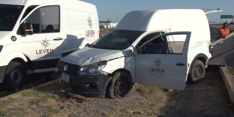 Camioneta de carga vuelca tras choque en la carretera a Ciudad Juárez