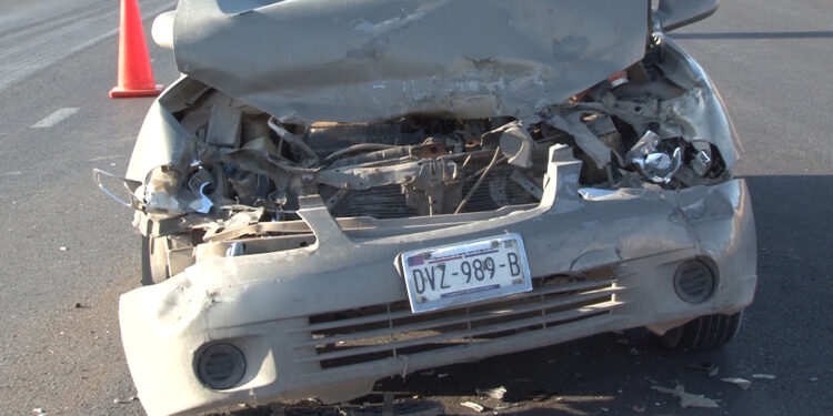 Camioneta de carga vuelca tras choque en la carretera a Ciudad Juárez