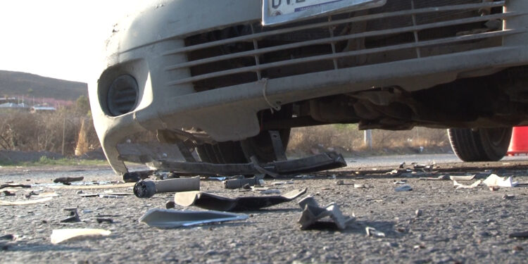 Camioneta de carga vuelca tras choque en la carretera a Ciudad Juárez