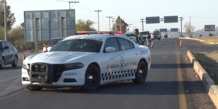 Camioneta de carga vuelca tras choque en la carretera a Ciudad Juárez