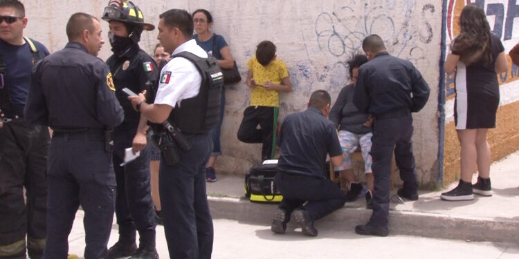 Viento derriba barda y causa daños en tres viviendas