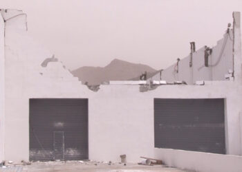 Viento derriba barda y causa daños en tres viviendas